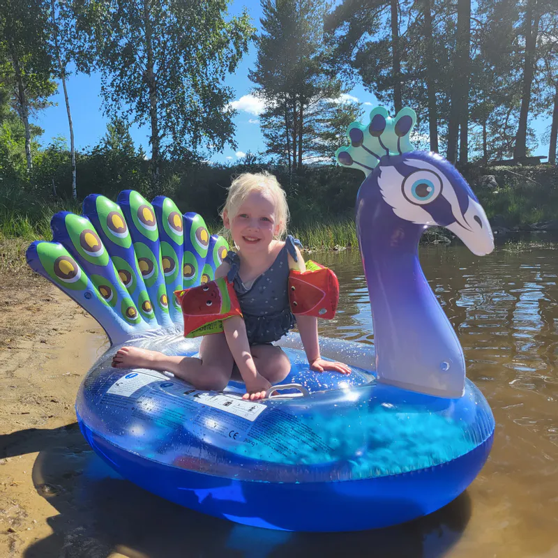 Jilong Glitter Peacock badeleke – glitrende sommermoro for basseng og strand